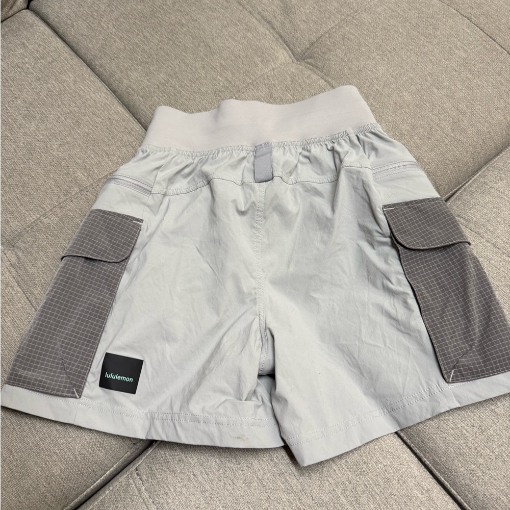 Lululemon Multi-Pocket Cargo High-Rise Hiking Short 5"
Seal Grey